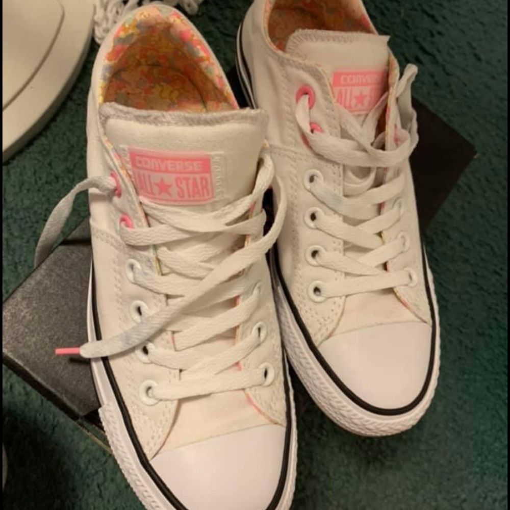 Like New Converse Size 8 .. Worn 2 times